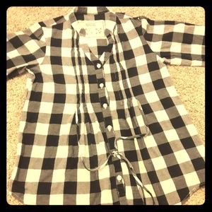 GIRL'S BLACK AND WHITE BUTTON-DOWN TOP